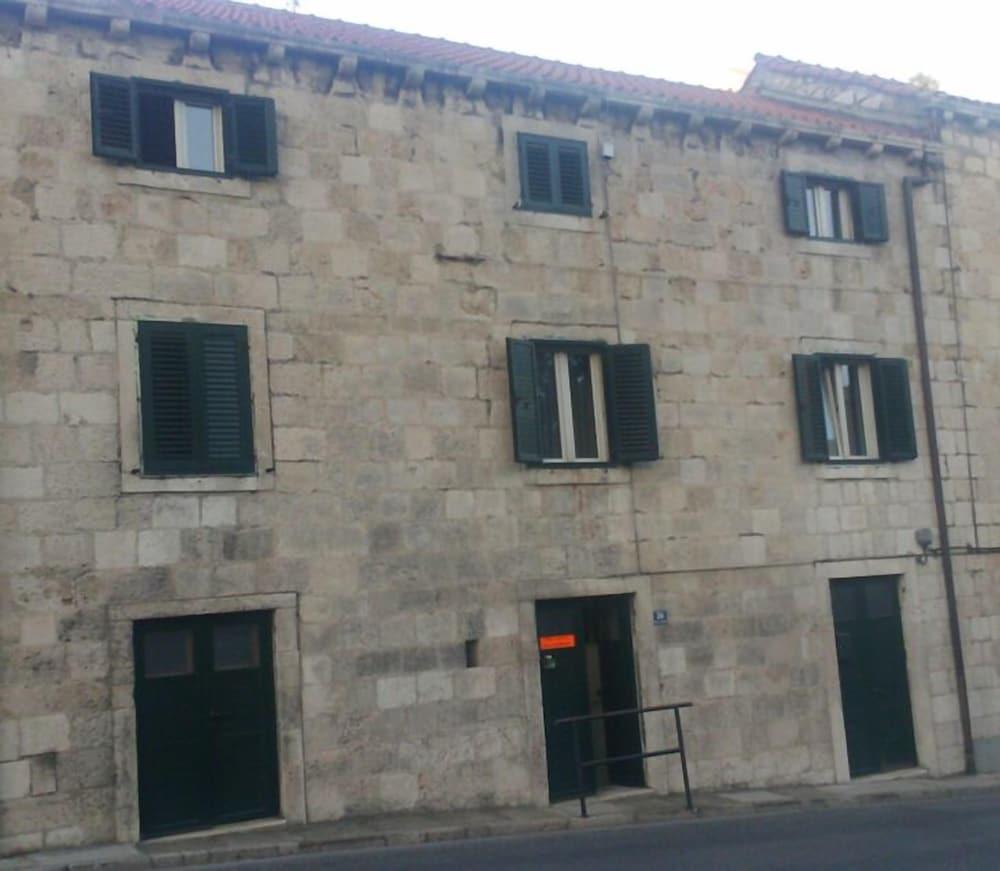 Rooms Garden Hostel