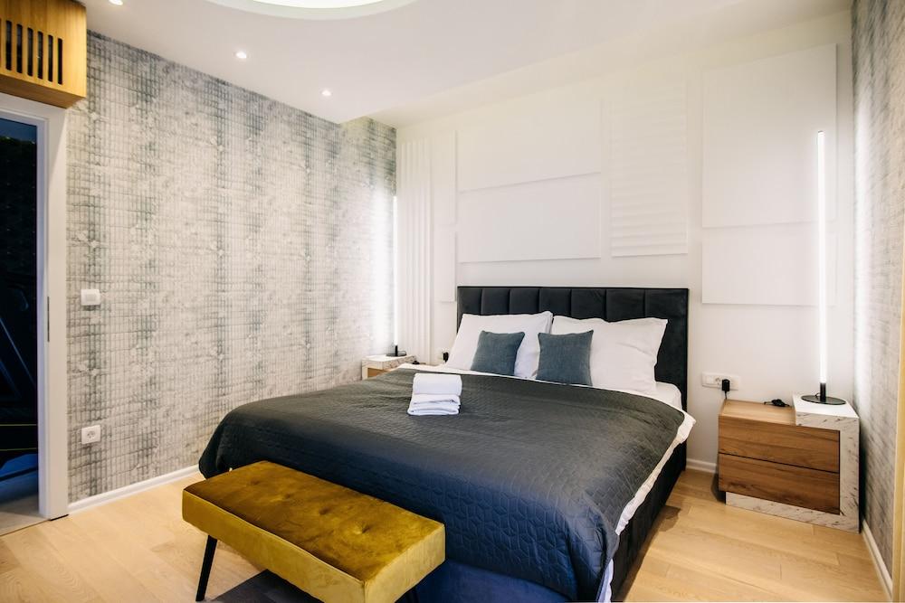 Ragusa Viewpoint Apartment by Duhomes