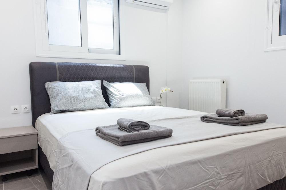 Stylish Brand New Apt At Megaro Mousikis