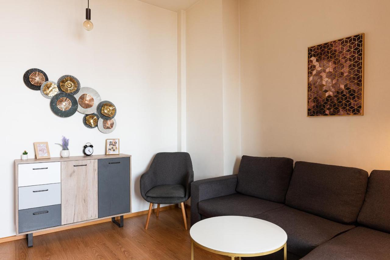 Apartament Ultracentral, Universitate