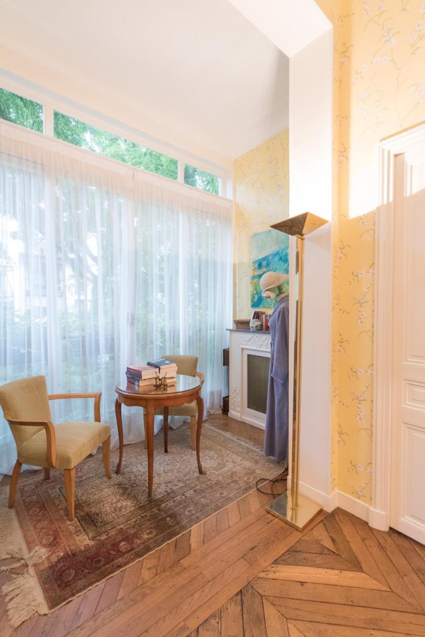 Veeve Antique Charm by Arc de Triomphe