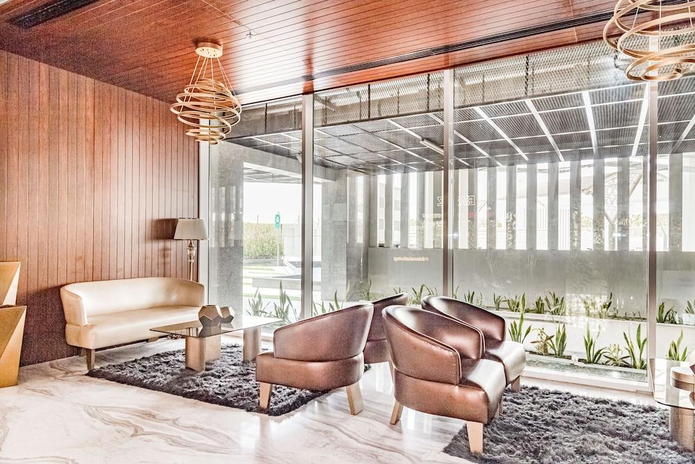 Waves Chic Studio With Balcony Overlooking City Views