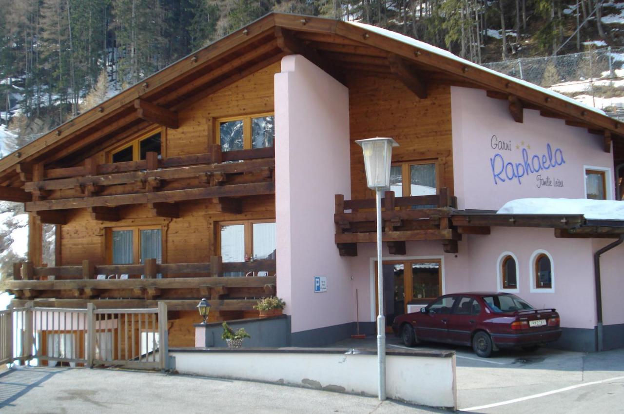 Raphaela, Garni