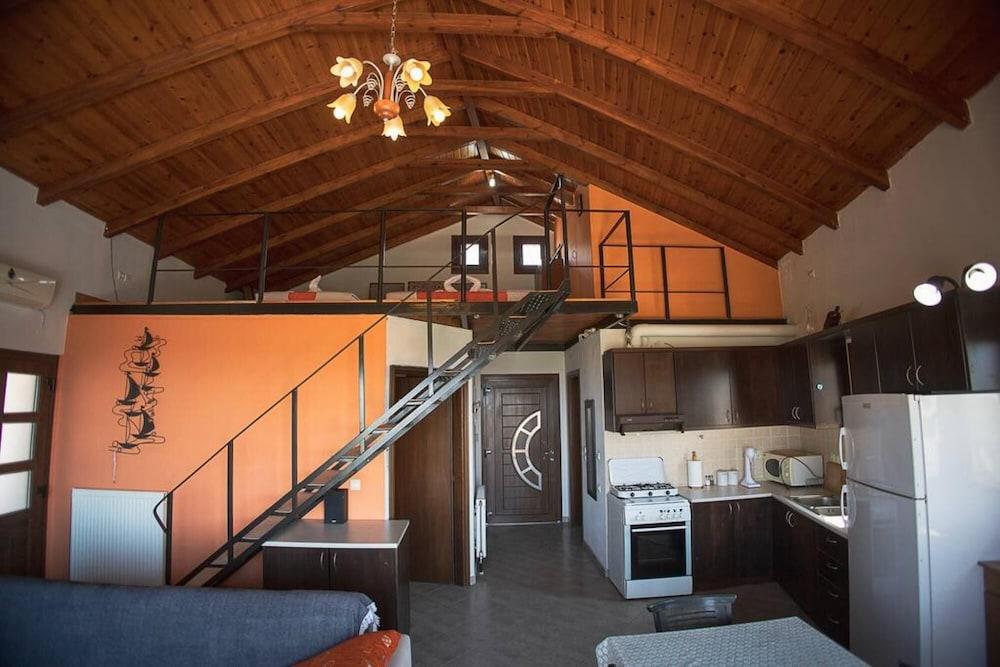 Foula House In Magnisia