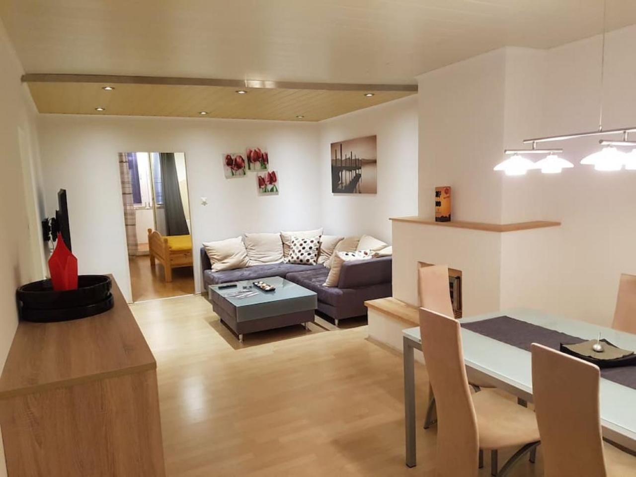 Esslinger Hauptstr Spacious Apartment With Loggia