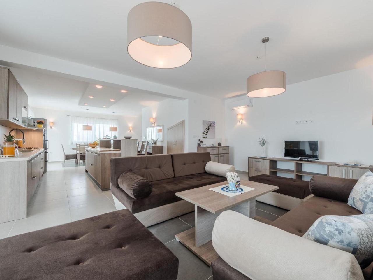 Stylish Villa With Private Pool & Terrace