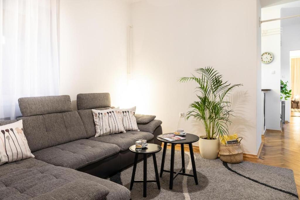 Lea & Maks's City Apartment Urban Stay