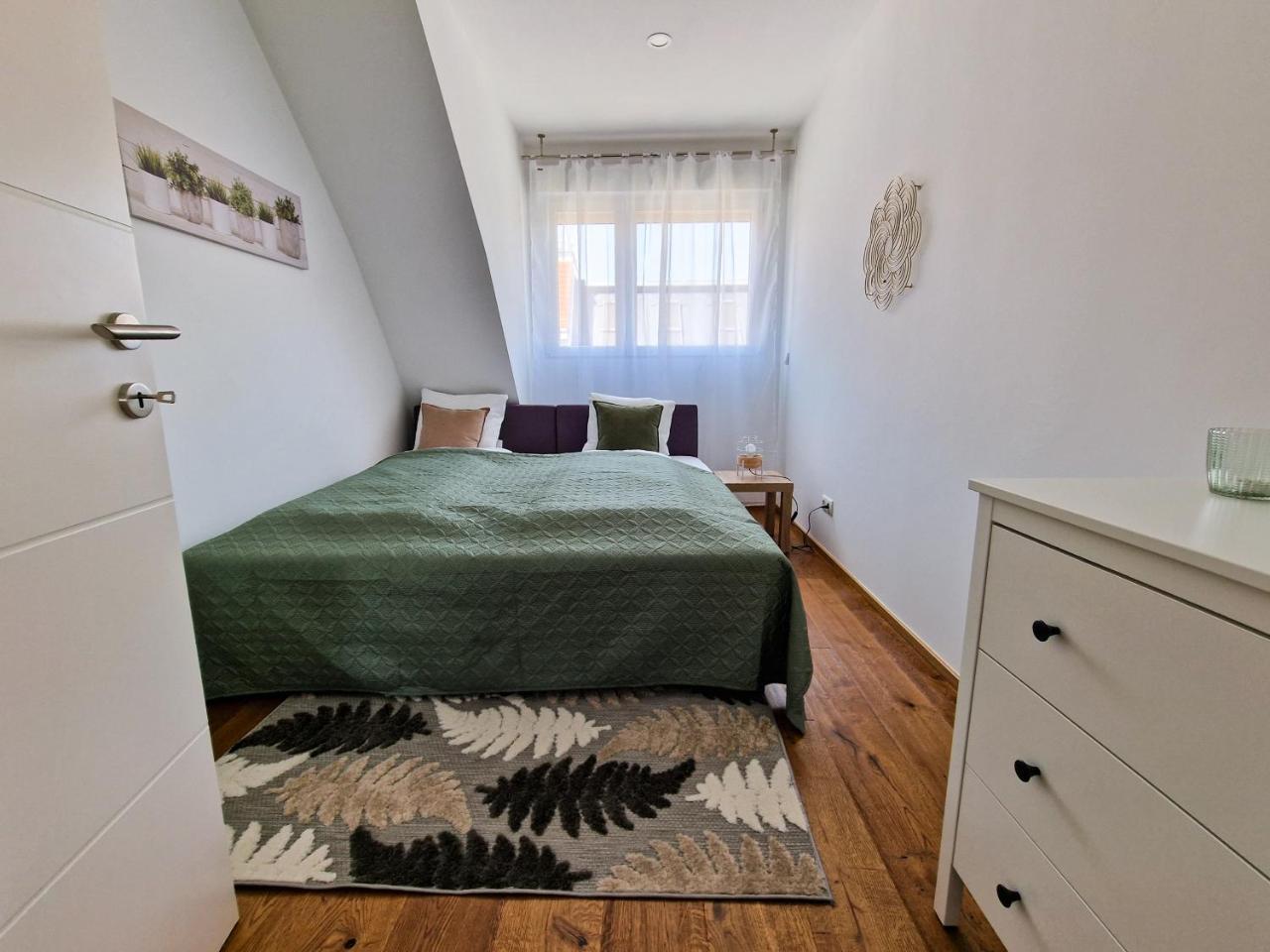 Newly Renovated 3 Bedroom Apartment With Ac & Bath Tub