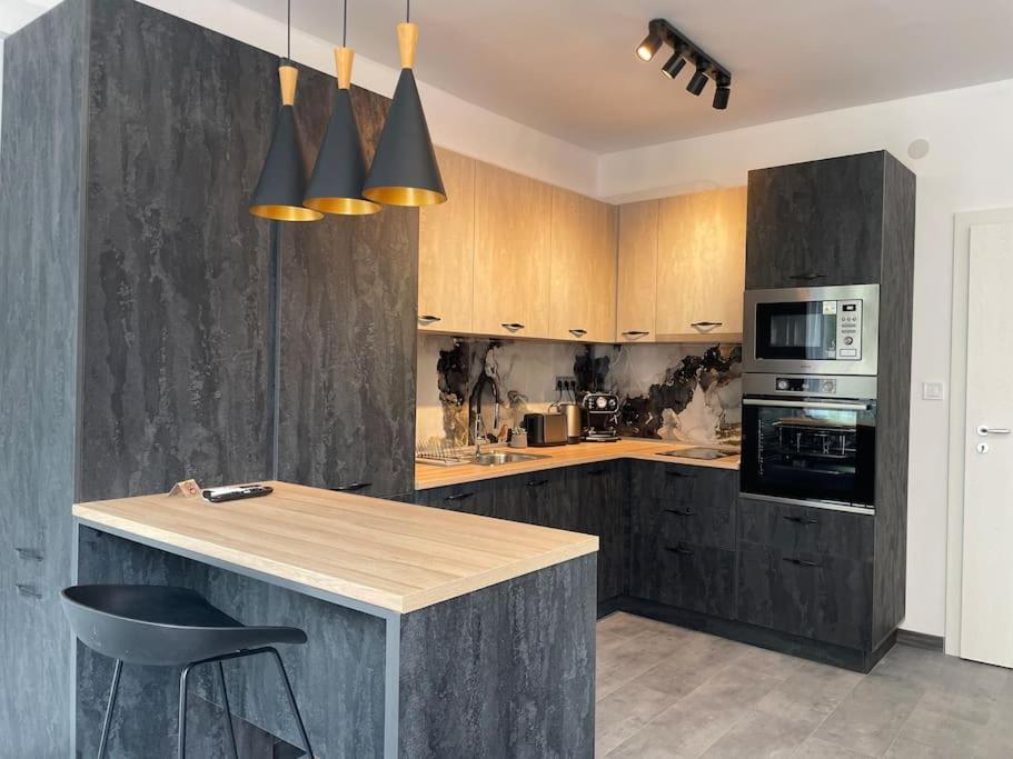 3 Br Apt, Spacious, Near South Park