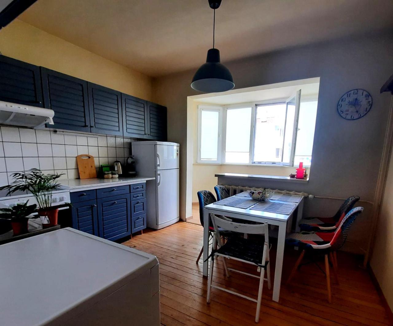 Spacious 3 Bedroom Apartment, Close To Metro Station
