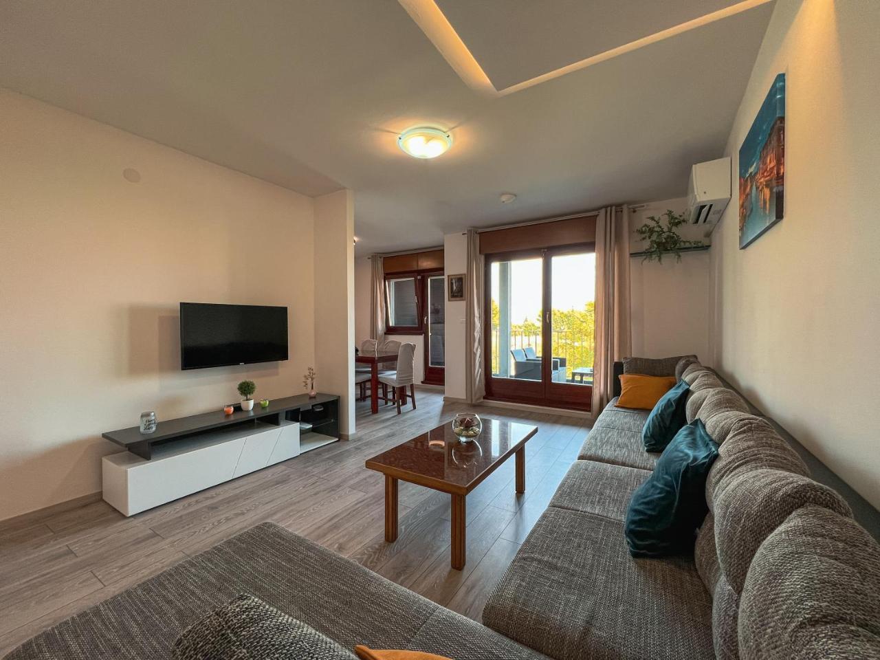 Large Apartment Felicita Near Center