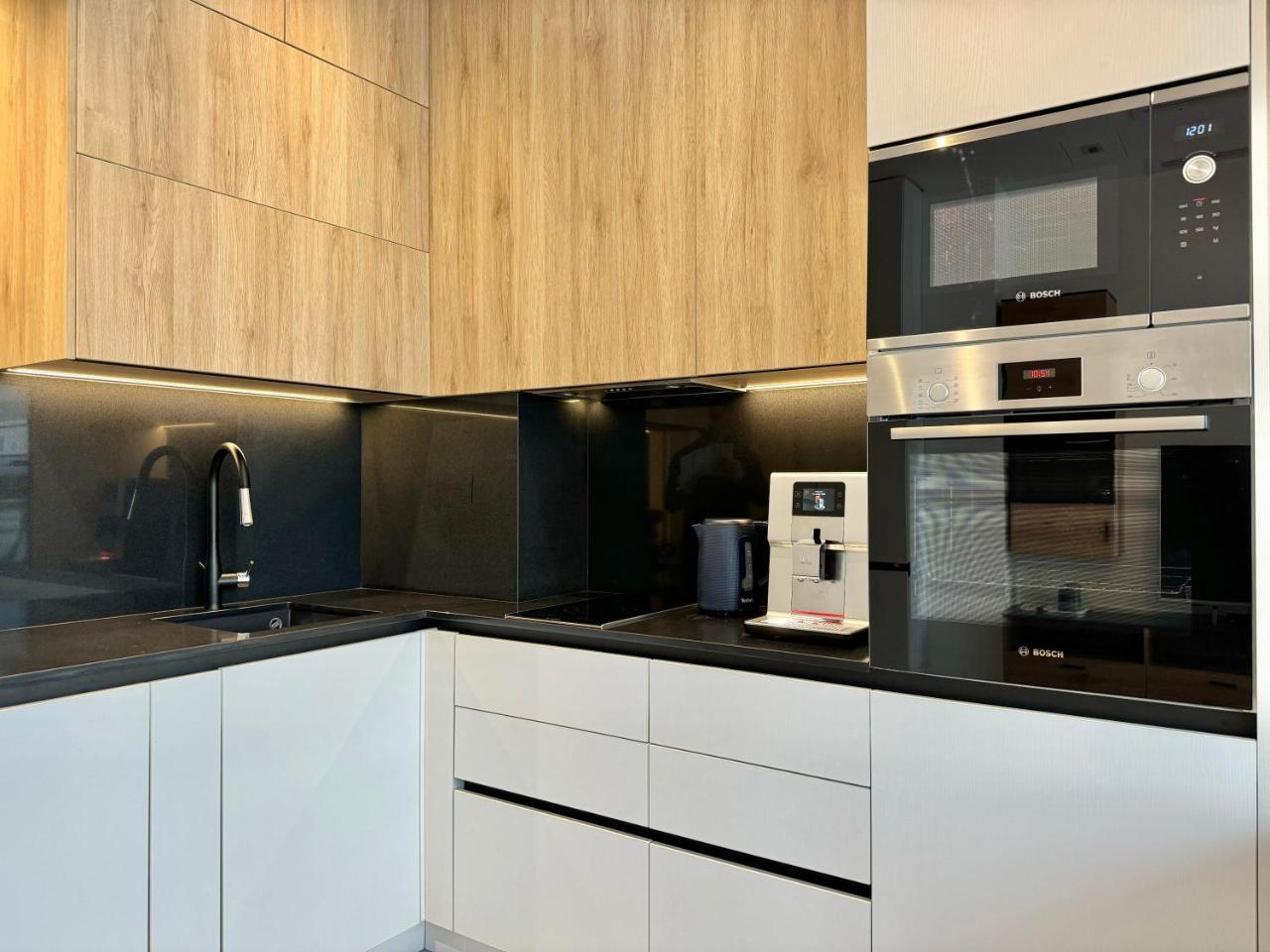 City Modern & Classy Apartment For 4 Guests & Parking