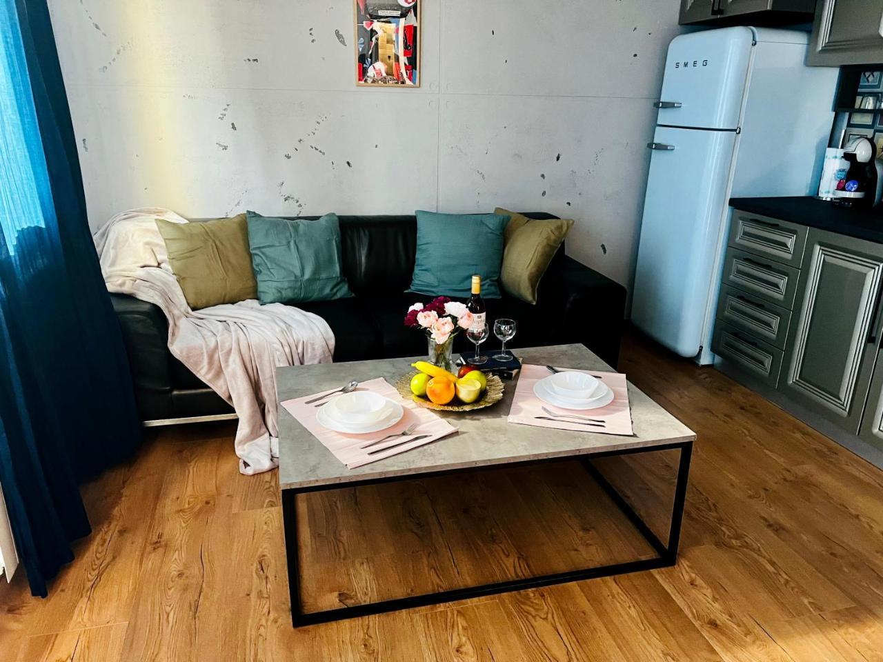 Art Apartment Near Paradise Mall & Metro Station