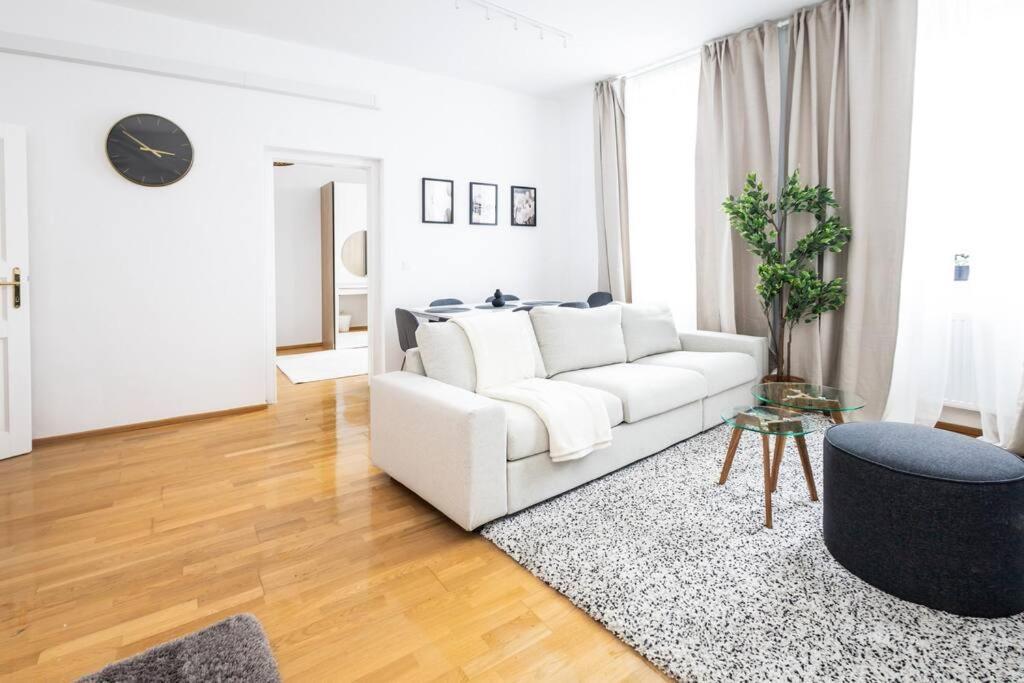 Orestaliving Danube Canal View