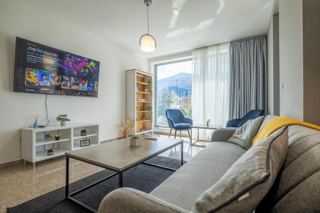 Julie's Sunny Cozy Apartment With Balcony