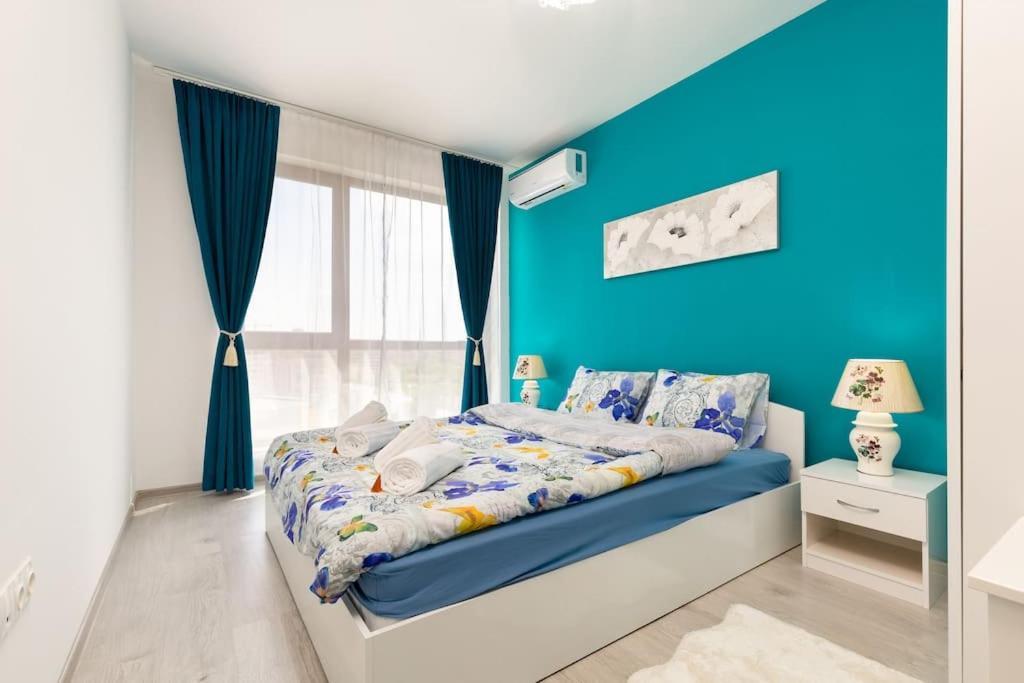 Comfy Apartment With Private Parking