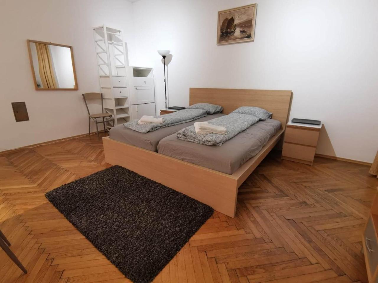 Center Of The Veinna Room