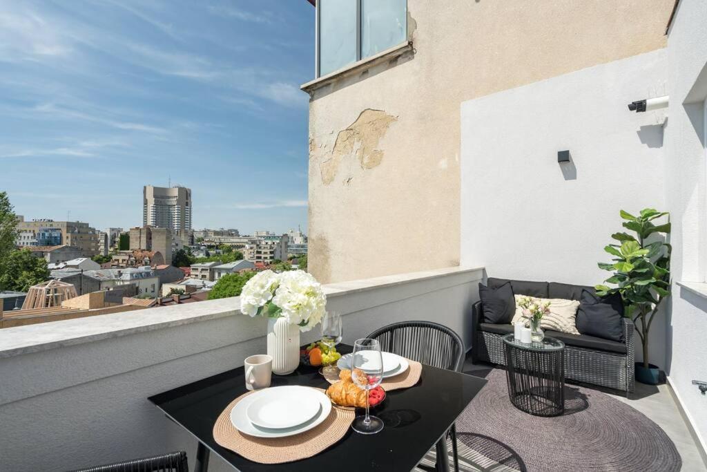 Charming Central Apartment Netflix + Balcony