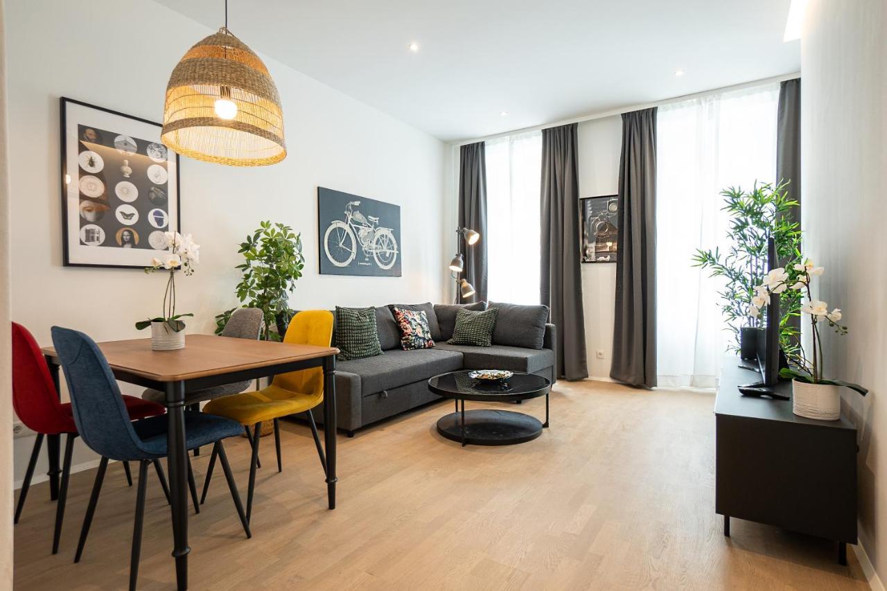 Posh Studio With A King-size Bed & Modern Design