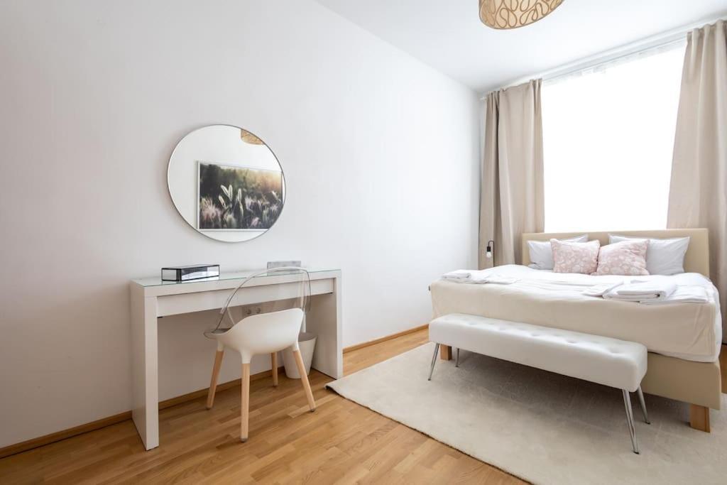 Orestaliving 2br On The Danube Canal