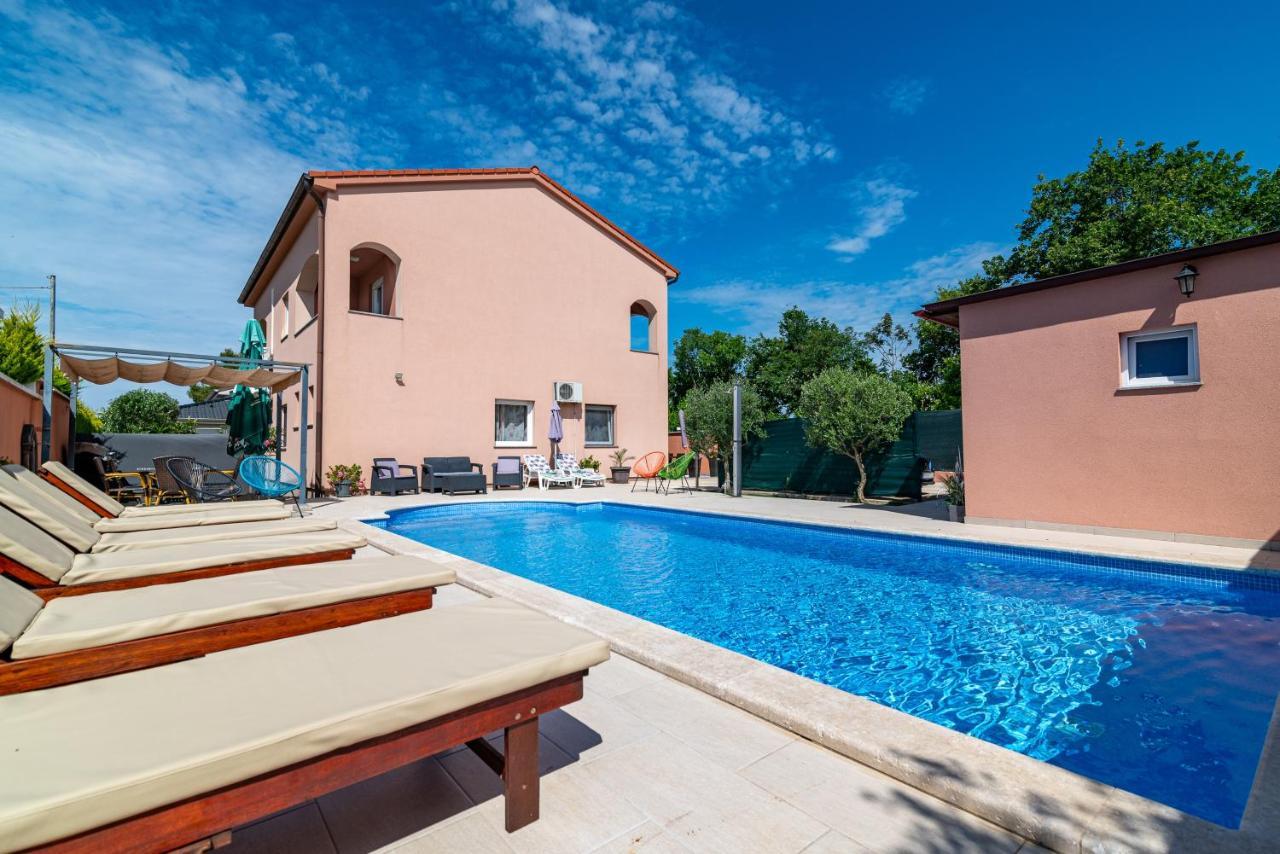 Family Friendly Apartments With A Swimming Pool Pula 21314