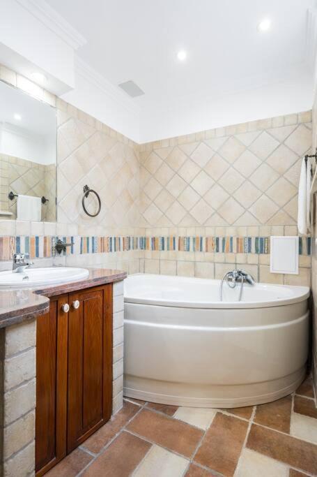 Classy Queen Elisabeth 2br Apartment