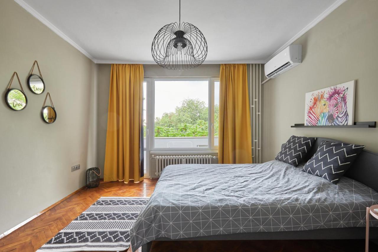 Lazur ~ 2bd Flat Next To The Sea Garden