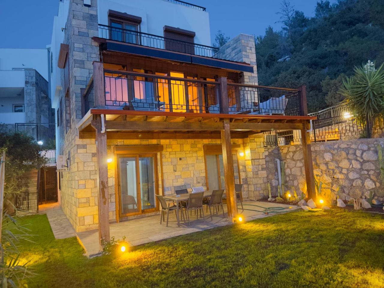 Deniz Manzarali Tas Villa