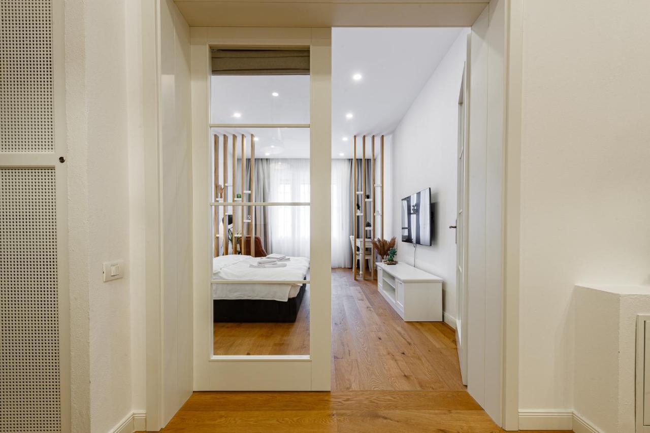 The Chic One, Unirii Square View