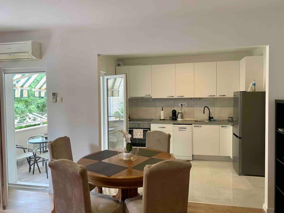 Apartment With 2 Bedrooms & Balcony, Near Center