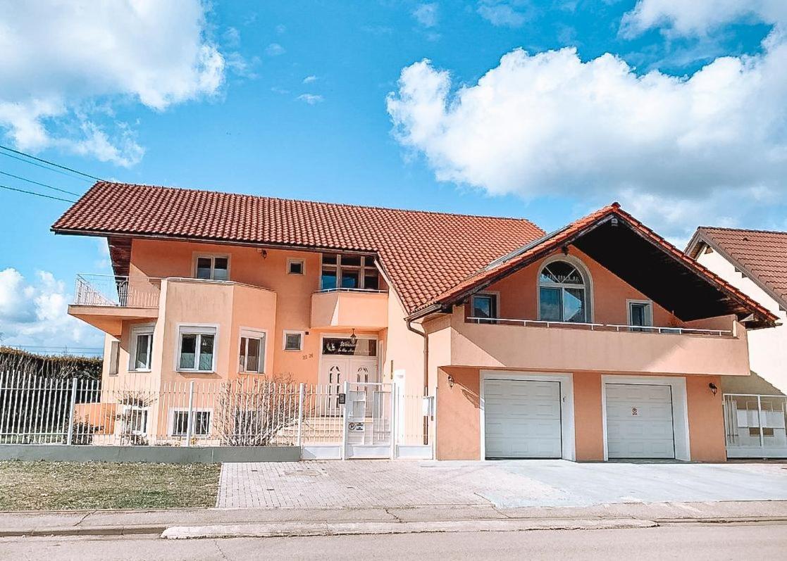 Platz Fur Bis Zu 14-personen Im Haus Des Friedens