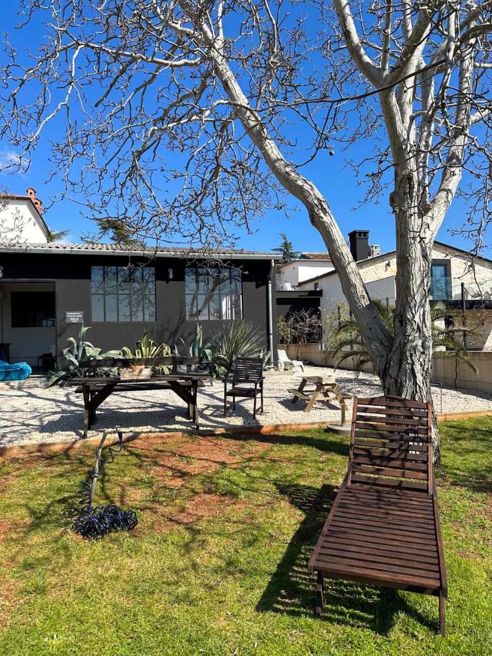 The Black House Modern Holiday Home With Garden,1500m From Beach