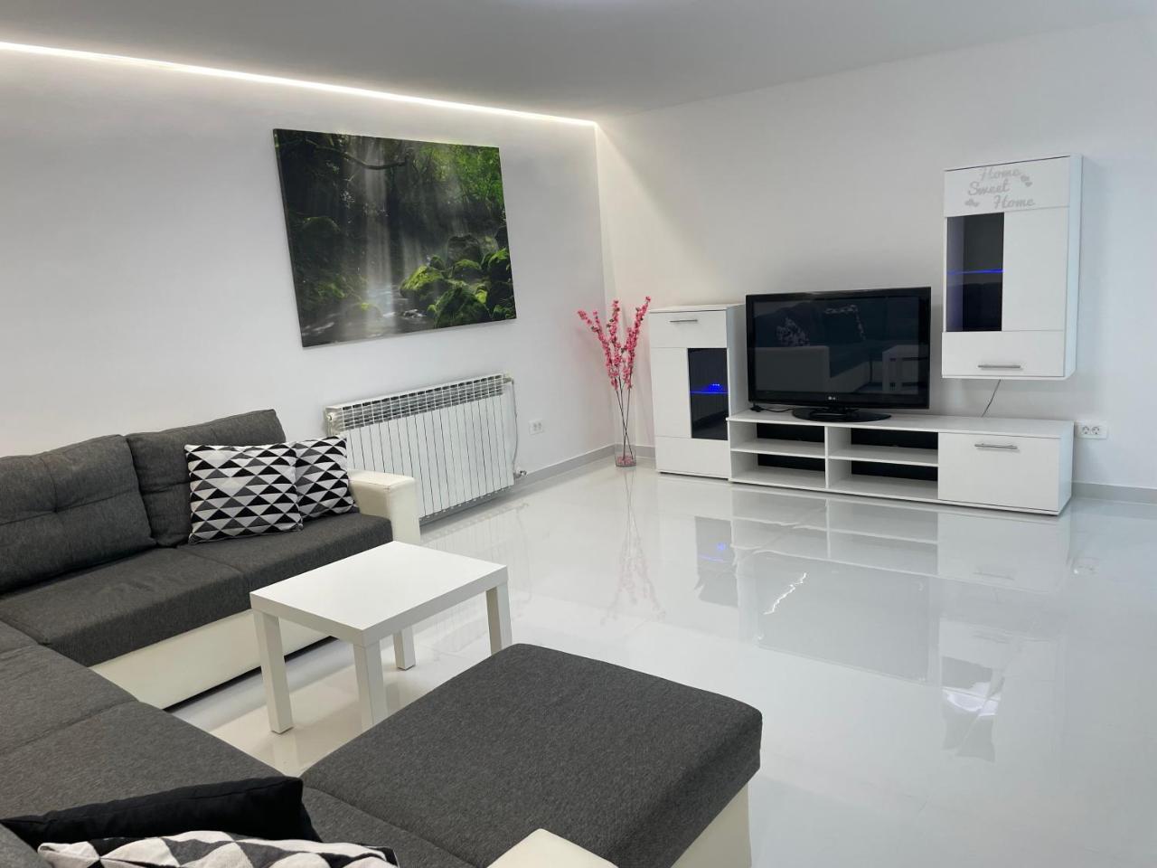 Apartment White Zagreb Private Parking & Garage