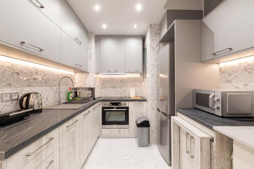 Comfy Flat Near Edem Beach by Atheniankeys