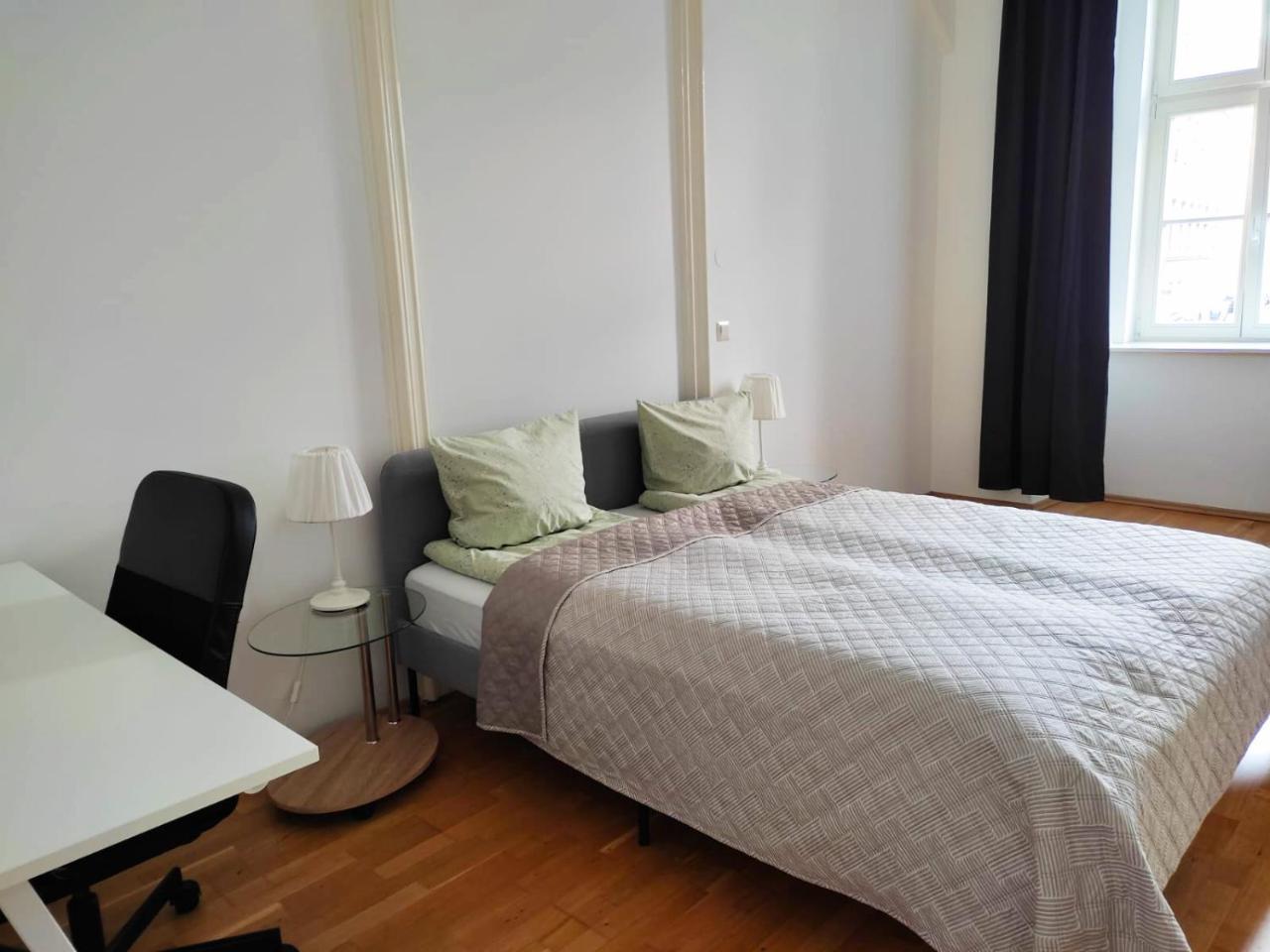 Spacious Austrian Style Apartment Close To City Center Landstrae