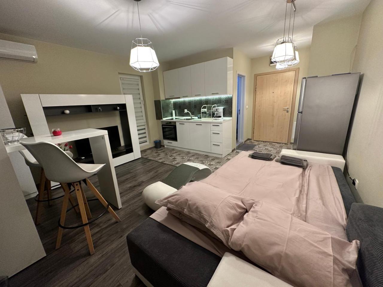 Uni Time Apartment by Lmg
