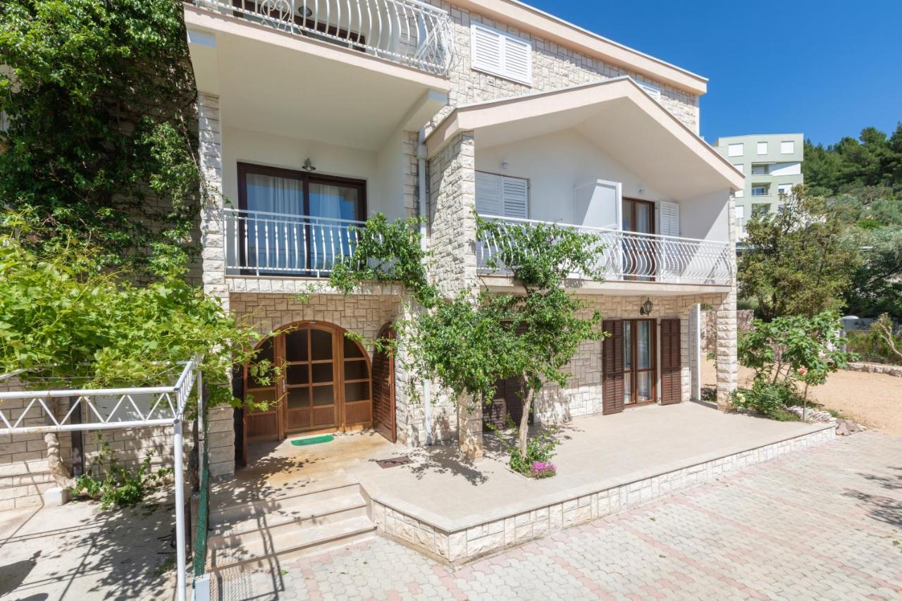Miandmi Apartments