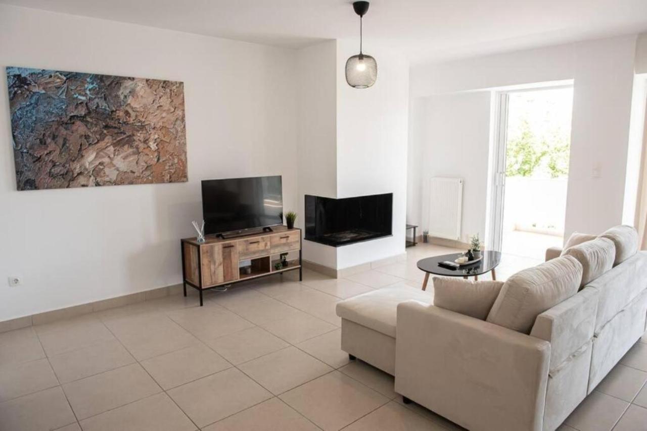 Overlooking Park Flat Close To The Piraeus Port-