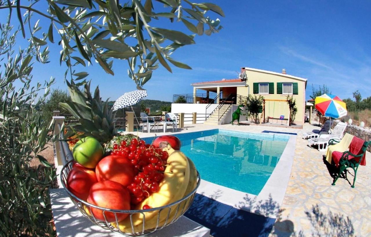 Geraumige Ferienvilla Mit Pool Und Meerblick