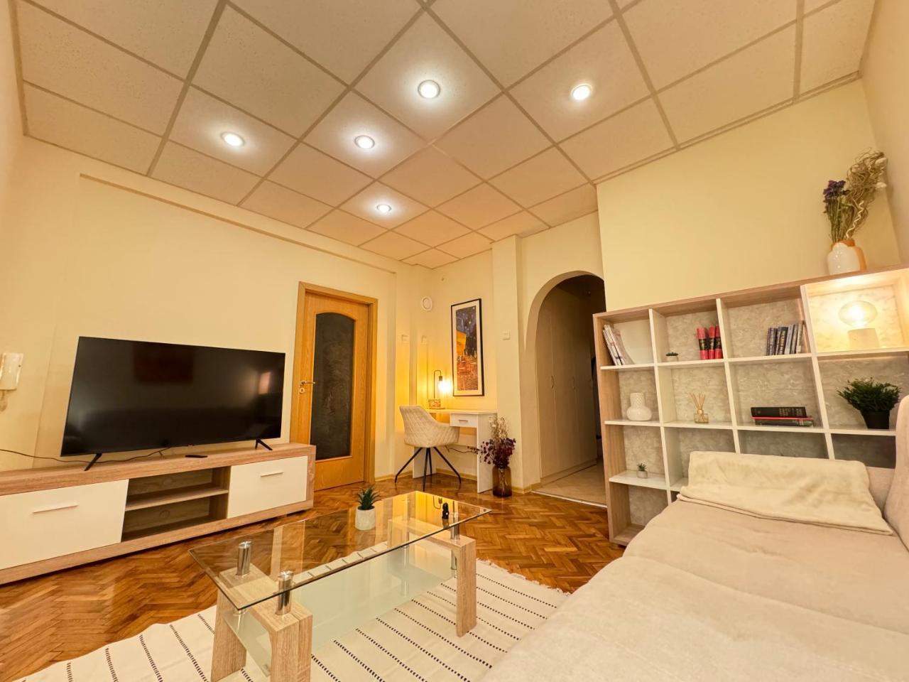 Cozy & Quiet Central Apartment