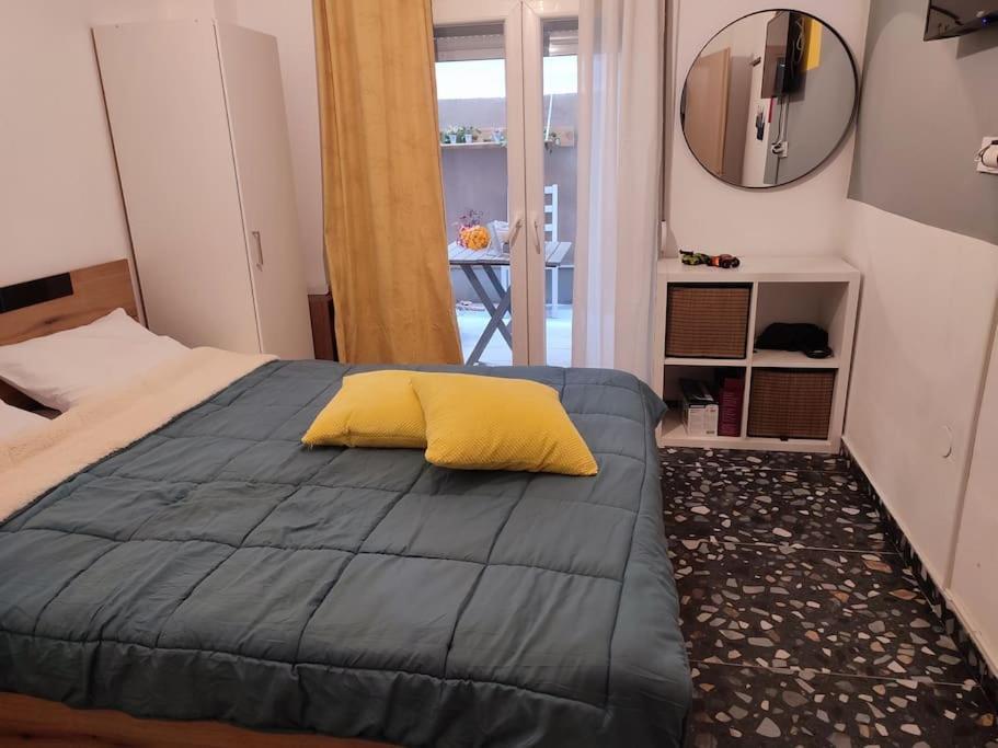 Modern Urban Host With Private Courtyard