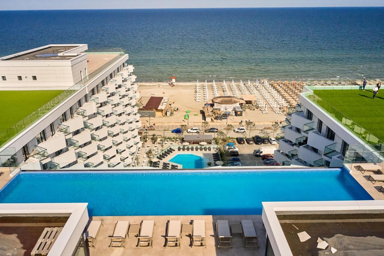 Tropicana Infinity Pool & Spa Resort