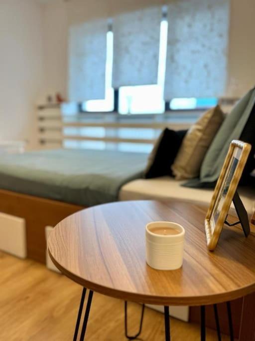 Modern Fully Equipped Studio Central Carol Park