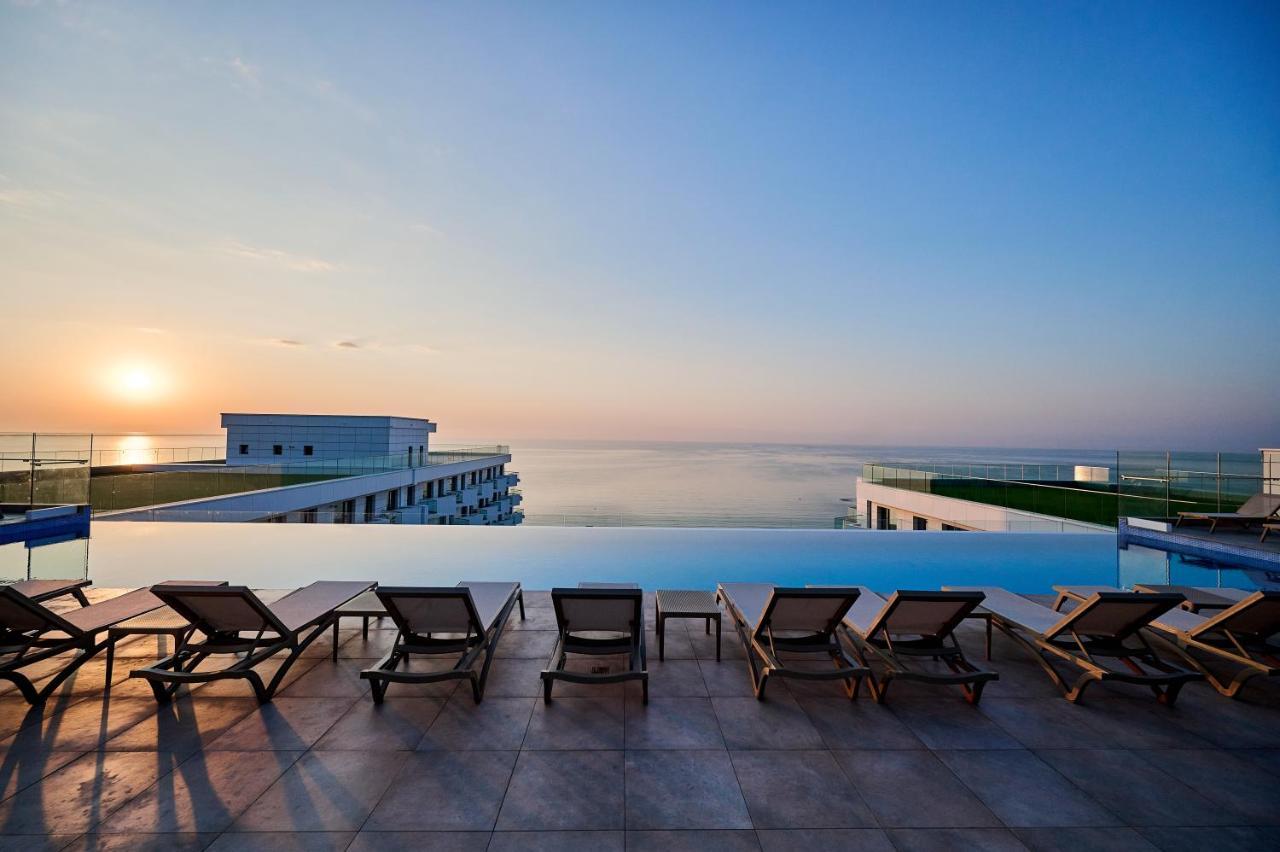 Boho Waves Infinity Pool & Spa Resort