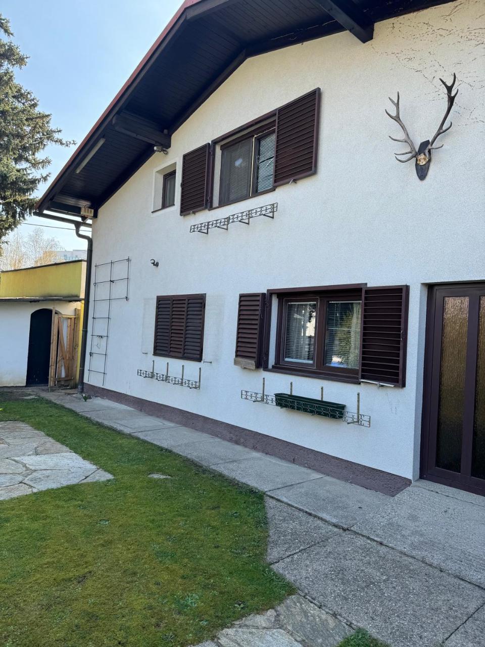 2 Bedrooms 2 Baths House With A Living Room & An Upstairs Reception Rea