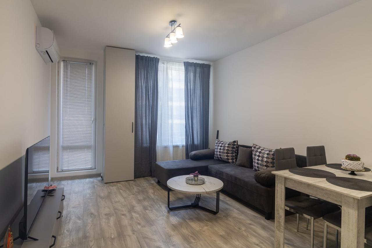 Stylish 2 Bdr Apartment At An Excellent Location