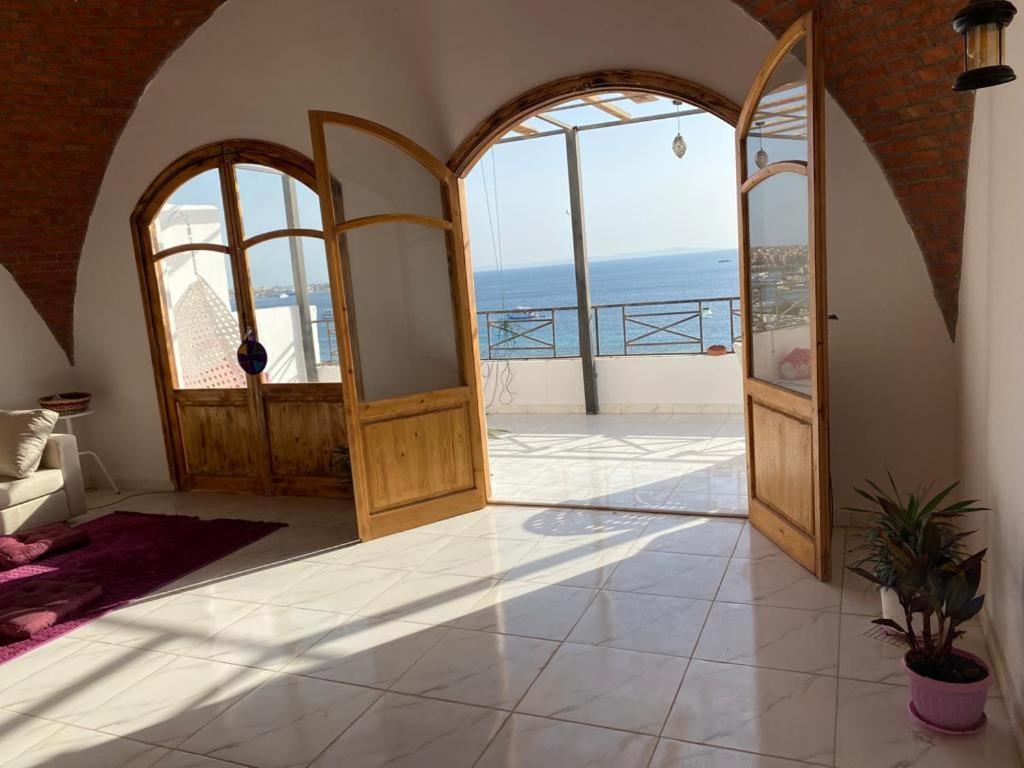 Immaculate 3-bed Apartment Sea View