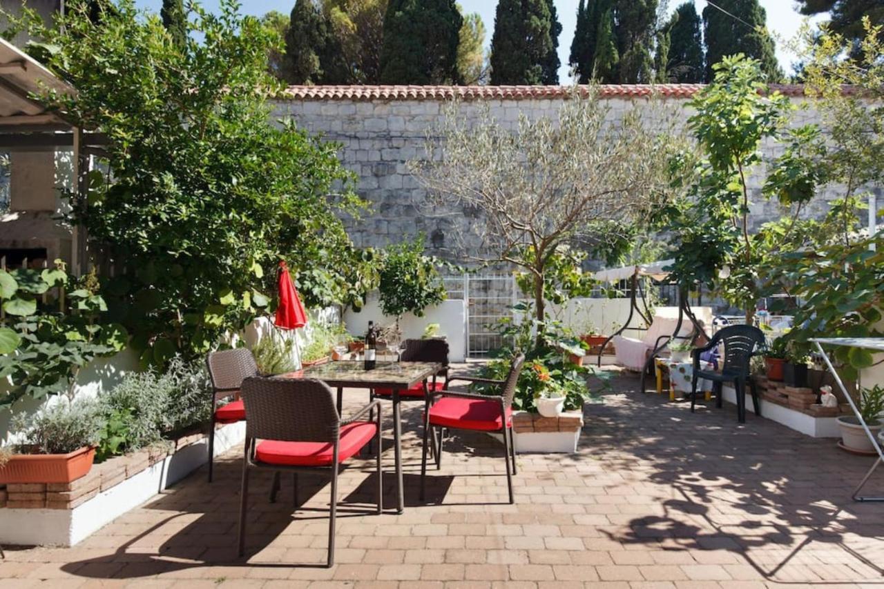 Apartment With Garden Ana