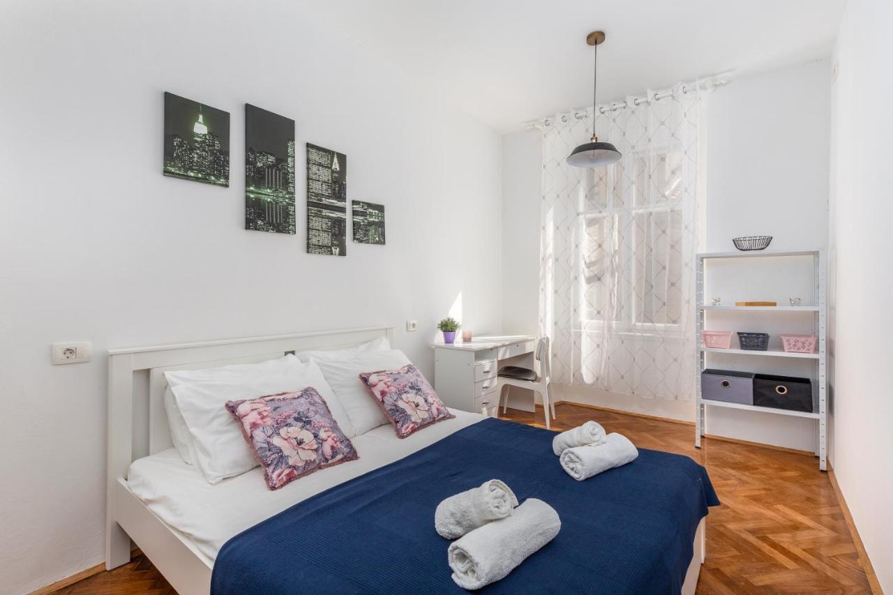 Apartment S With Three Rooms In The Centar