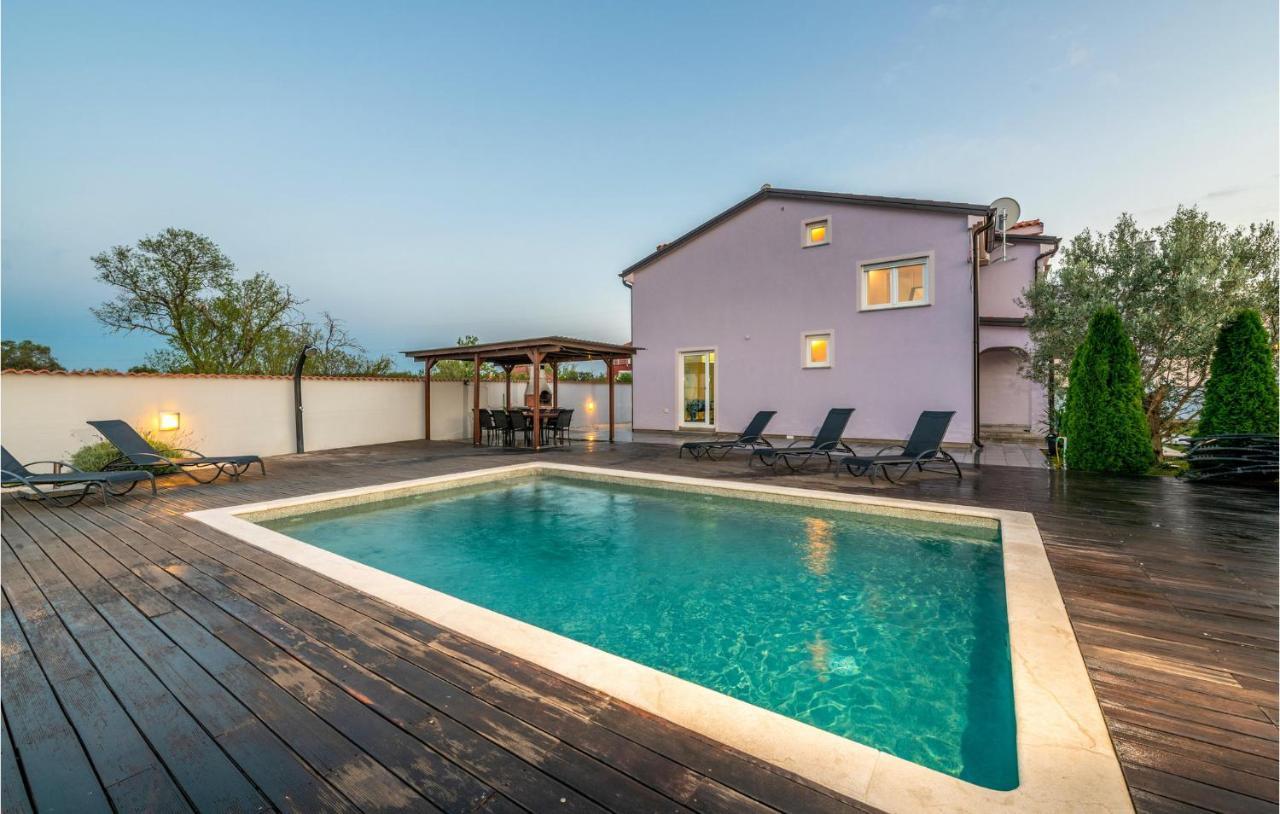 Lovely Home In Pula With Kitchen